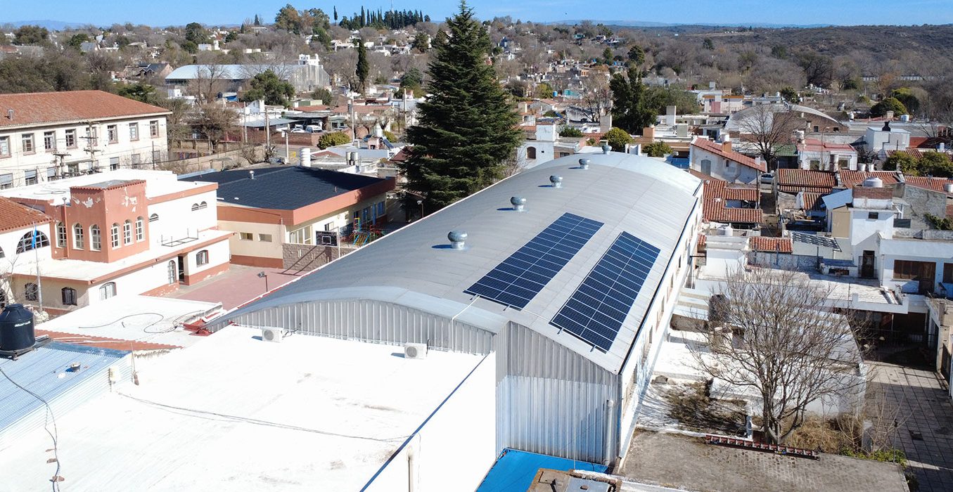 El Instituto Parroquial Pío XII de Cosquín instala energía solar