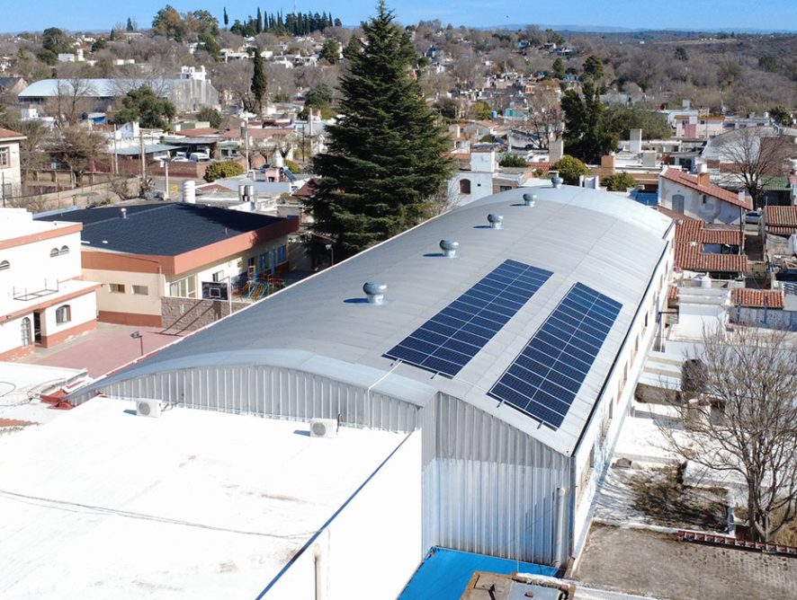 El Instituto Parroquial Pío XII de Cosquín instala energía solar